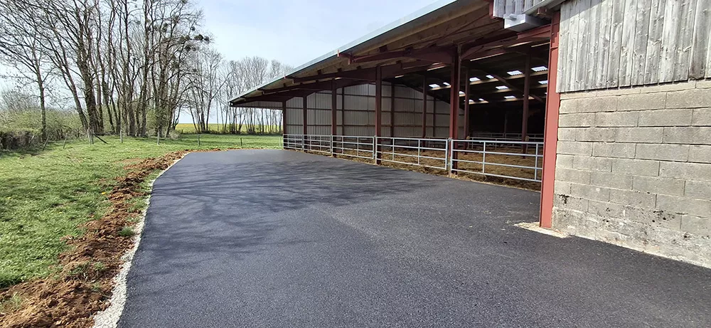 Zone de circulation en enrobé réalisée par FCBE pour une exploitation agricole dans le Jura