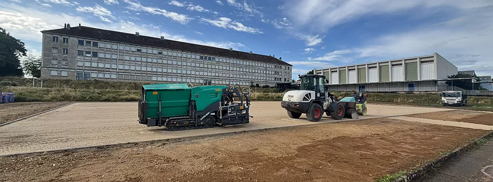 Entreprise de terrassement dans le Jura réalisant la préparation d'une plateforme avant travaux d'enrobé